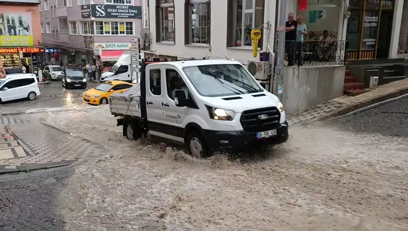 İstanbul'da Şiddetli Yağışlar 10 Dakikada Su Baskınlarına Neden Oldu