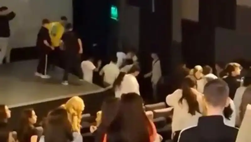 Rapçi Çakal’ın Hayranları Arasında Öylesine Büyüleyici Bir Çatışma Yaşandı ki!