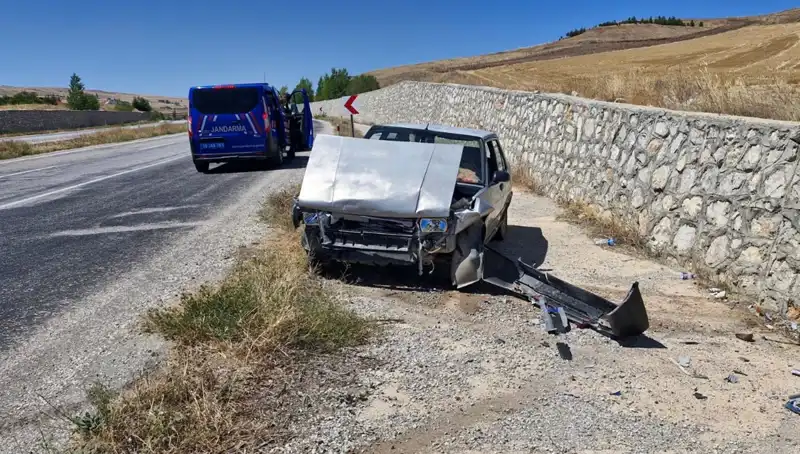 Kontrolden Çıkan Otomobil Duvara Çarptı: Olayın Ayrıntıları ve Yaralılar