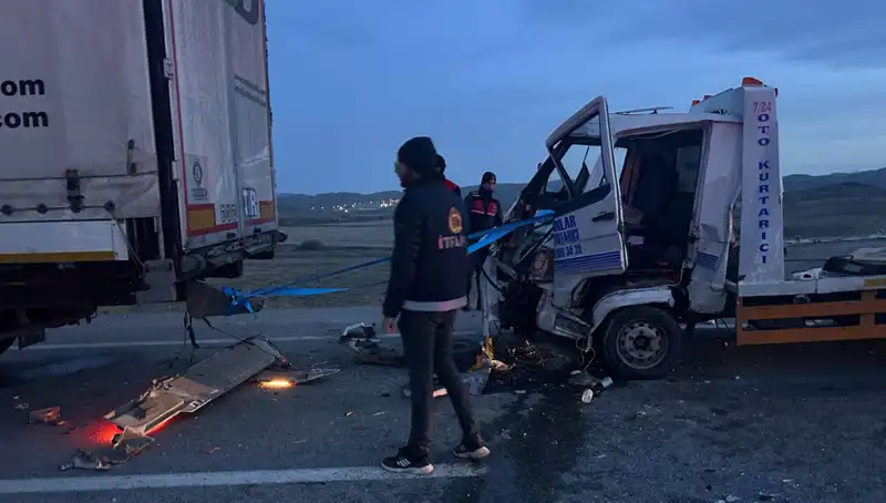 Kazaya Yardım İçin Duran Sürücü, Arkadan Gelen Çekiciyle Kaza Yaptı!