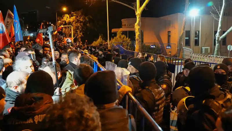 Ekrem İmamoğlu Protestolarında Şok Gelişmeler: 16 Polis Yaralı, 53 Gözaltı
