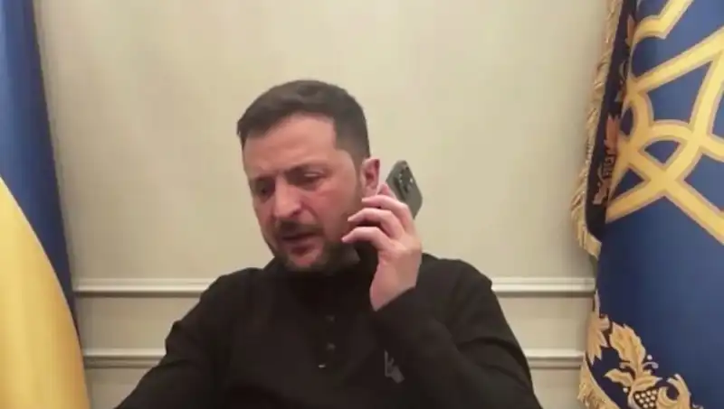 Zelenski'nin Basın Toplantısında Macron'dan Sıra Dışı Telefon!