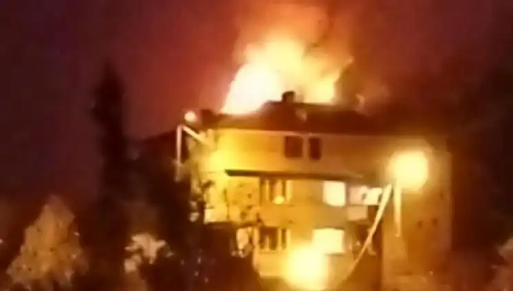 Saman Dolu Çatı Alev Alev Yandı, Mahalleli İhmalin Faturasını Ödüyor!